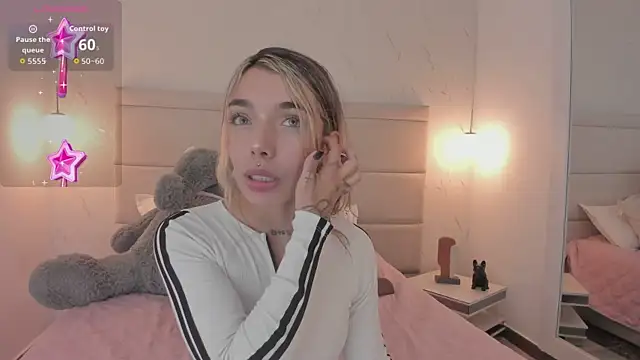 Mollymoon1 online show from December 2, 2025, 9:10 pm