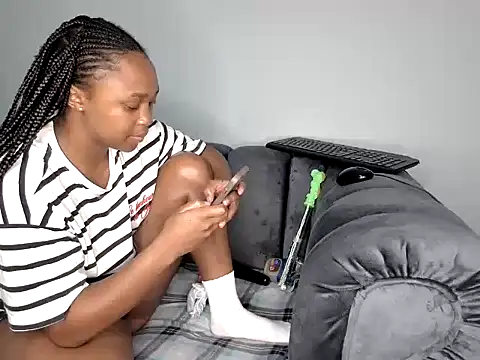 Pearl 00 online show from October 28, 2025, 4:49 am