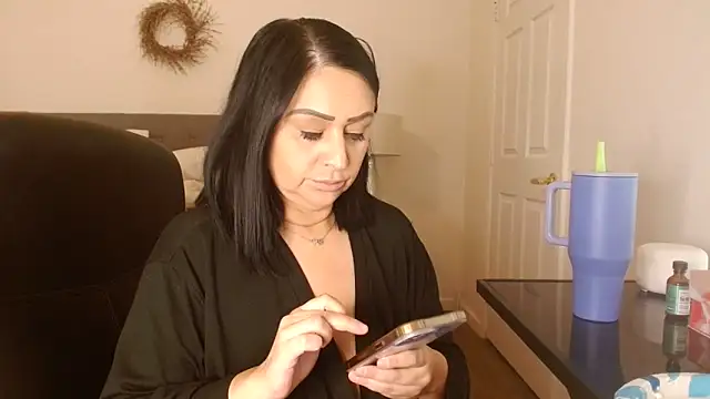 Snapshot of AlyssiaAmoreXO chatting on October 29, 2025, 4:42 pm AlyssiaAmoreXO online show from October 29, 2025, 4:42 pm