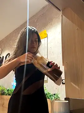 Alisha-Bond online show from October 7, 2025, 6:05 pm