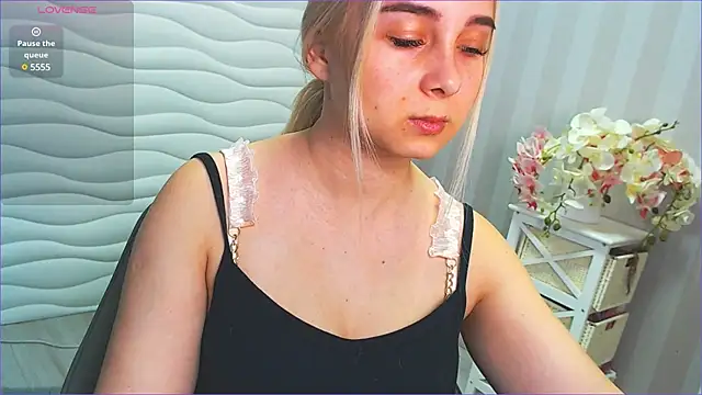 Snapshot of DolphinDreams chatting on December 19, 2024, 10:02 am DolphinDreams online show from December 19, 2024, 10:02 am