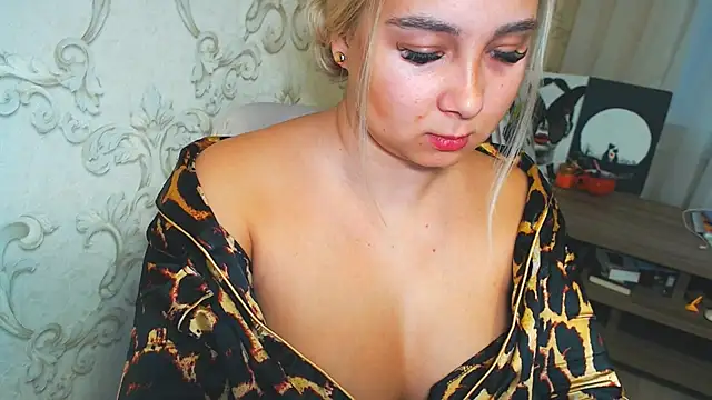 Snapshot of DolphinDreams chatting on November 12, 2025, 12:38 pm DolphinDreams online show from November 12, 2025, 12:38 pm