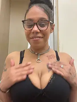 Snapshot of Princess_Desirae chatting on April 16, 2026, 3:18 am Princess Desirae online show from April 16, 2026, 3:18 am