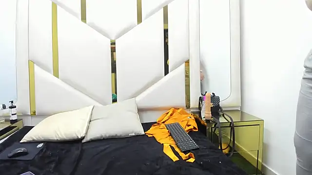 Criistaal  online show from December 26, 2024, 7:24 am