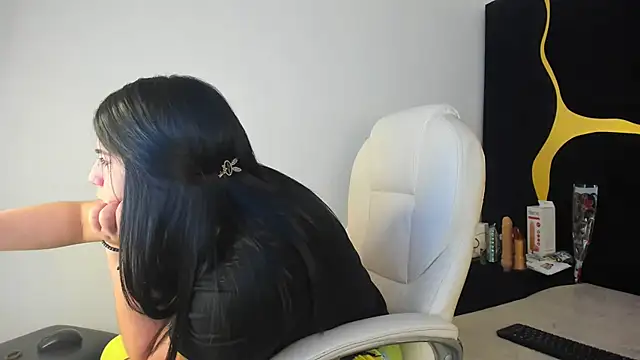 Criistaal  online show from March 10, 2025, 5:22 am