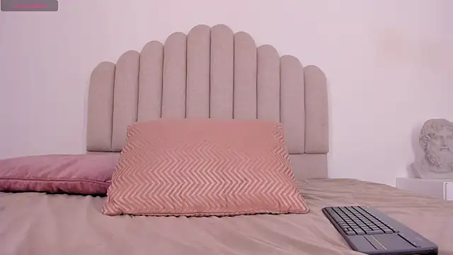 Nikki Angel  online show from January 26, 2025, 7:09 pm