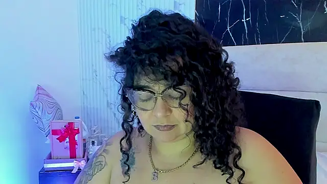 Reginavegaa online show from May 11, 2026, 11:38 am