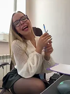 mur girl online show from February 6, 2025, 11:21 am