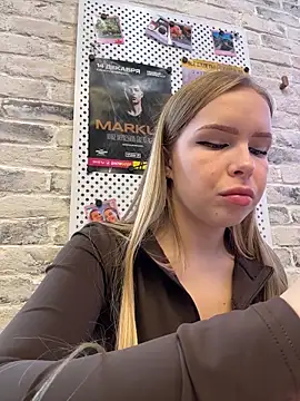 mur girl online show from October 31, 2025, 9:43 am