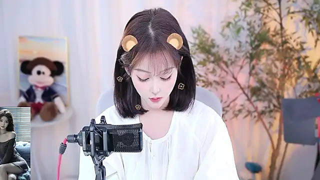 Arwyn-rr online show from December 2, 2024, 1:13 pm