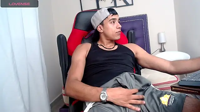 Snapshot of karlgiles_ chatting on December 8, 2024, 5:55 pm karlgiles online show from December 8, 2024, 5:55 pm