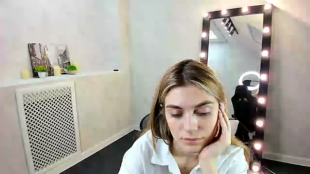 Snapshot of Cherry_Price chatting on December 18, 2024, 3:47 am Cherry Price online show from December 18, 2024, 3:47 am