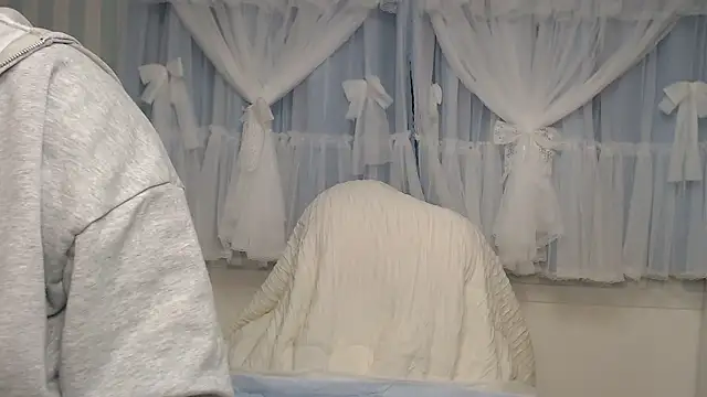 yua0727 online show from November 10, 2025, 1:32 pm