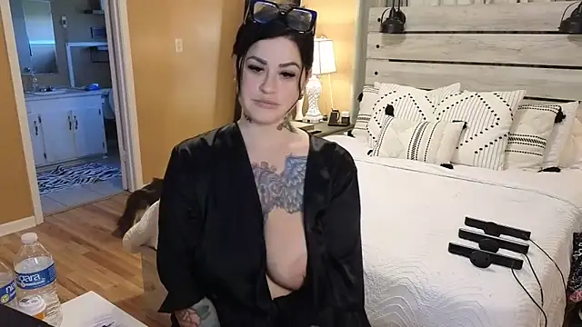 Snapshot of TexasTattooedHouseWife chatting on March 12, 2025, 9:45 pm TexasTattooedHouseWife online show from March 12, 2025, 9:45 pm