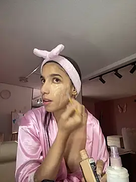 Snapshot of Praga_Pink chatting on December 11, 2024, 1:37 am Praga Pink online show from December 11, 2024, 1:37 am