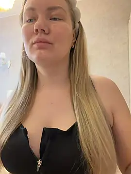 Snapshot of LianaCruz__ chatting on February 4, 2026, 4:51 am LianaCruz online show from February 4, 2026, 4:51 am