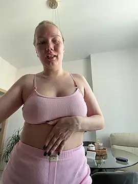 Snapshot of LianaCruz__ chatting on April 2, 2026, 4:32 am LianaCruz online show from April 2, 2026, 4:32 am