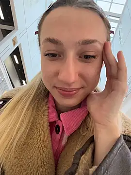 Lia  Love online show from October 14, 2025, 12:28 pm