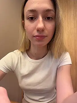 Lia  Love online show from December 17, 2025, 12:11 pm