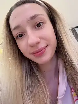 Lia  Love online show from December 19, 2025, 1:07 pm