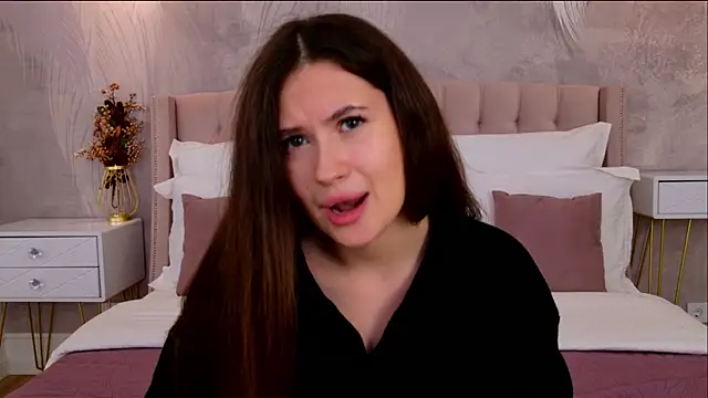 milaleoneli online show from November 5, 2025, 3:12 pm