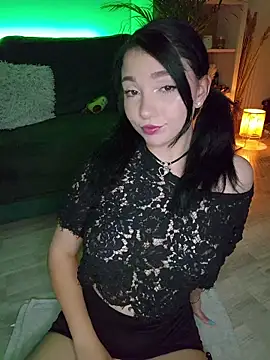 AveryWillow online show from September 28, 2025, 4:01 pm