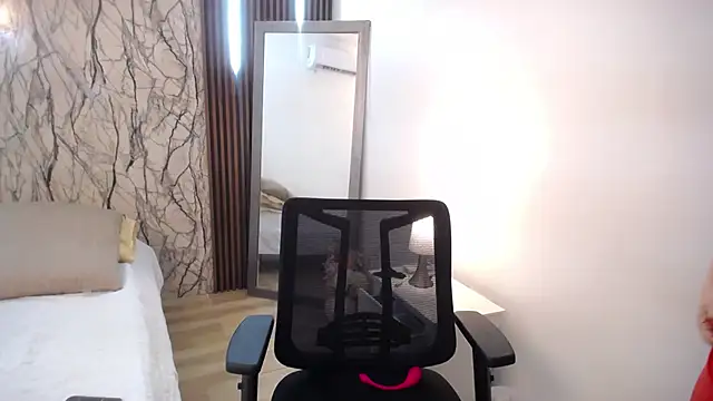 MartinaGuzmann online show from February 22, 2025, 1:33 am