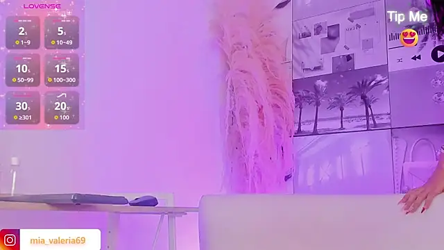 MiaCavallii  online show from December 3, 2025, 5:04 am