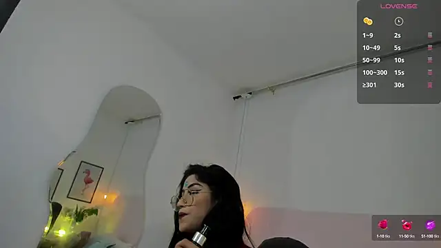 naomiii   online show from October 16, 2025, 12:06 pm