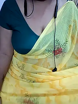 Snapshot of Yours_Radika chatting on January 1, 2025, 7:10 pm Yours Radika online show from January 1, 2025, 7:10 pm