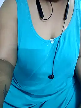 Snapshot of Yours_Radika chatting on January 1, 2025, 10:35 pm Yours Radika online show from January 1, 2025, 10:35 pm