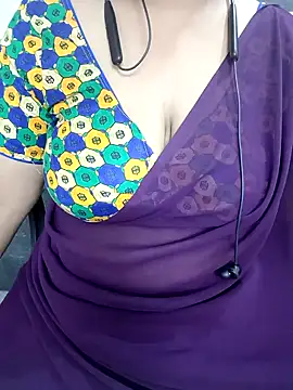 Snapshot of Yours_Radika chatting on January 2, 2025, 11:38 pm Yours Radika online show from January 2, 2025, 11:38 pm