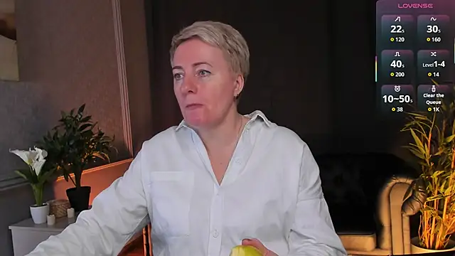 Nika Smit online show from April 18, 2026, 5:22 am