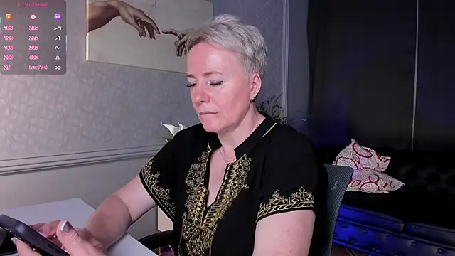 Nika Smit online show from June 26, 2026, 9:03 am