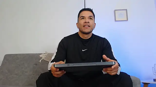 estebandelouis online show from July 6, 2026, 11:51 am