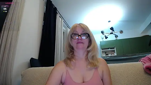 Snapshot of Blond_Woman chatting on January 17, 2025, 8:33 pm Blond Woman online show from January 17, 2025, 8:33 pm
