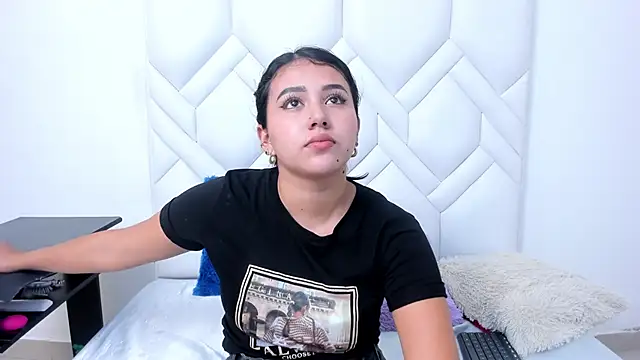 Snapshot of Analia18_ chatting on November 14, 2025, 1:32 pm Analia18 online show from November 14, 2025, 1:32 pm