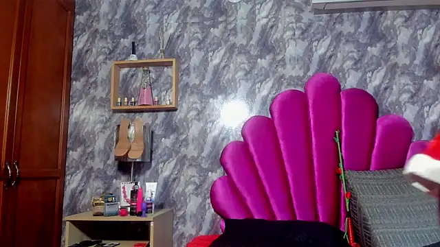 EMMAPARISS online show from December 17, 2025, 11:27 am