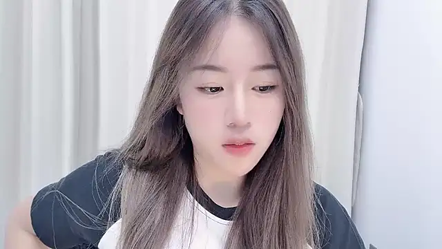 chloe-01 online show from December 3, 2024, 12:16 pm