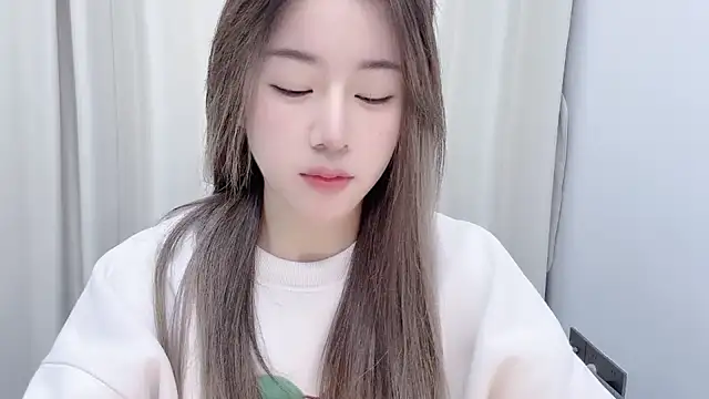 chloe-01 online show from December 14, 2024, 12:23 pm