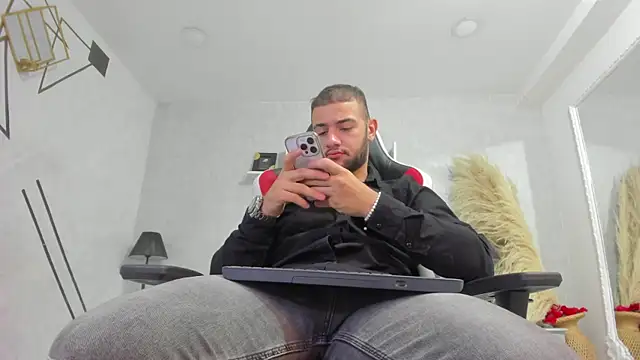 MaximusDick1  online show from May 16, 2026, 11:42 am