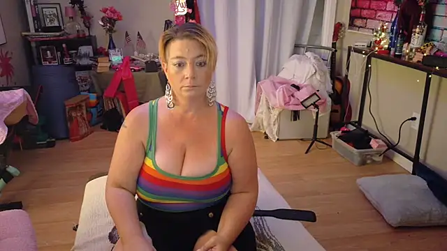 Snapshot of Luna1984 chatting on September 12, 2025, 8:20 pm Luna1984 online show from September 12, 2025, 8:20 pm