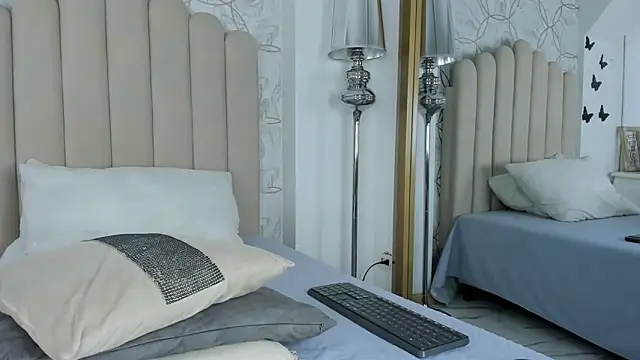 Foxy200   online show from December 15, 2024, 8:25 pm