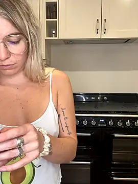 Snapshot of carlaaa chatting on September 24, 2025, 8:01 pm carlaaa online show from September 24, 2025, 8:01 pm