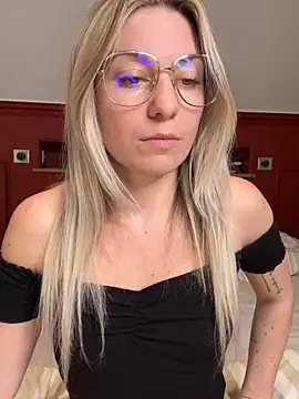 carlaaa online show from April 14, 2026, 8:37 pm