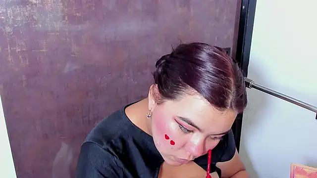 klhoe boobs online show from April 26, 2026, 3:59 am