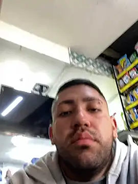 JuanZapata33 online show from April 9, 2026, 10:04 pm