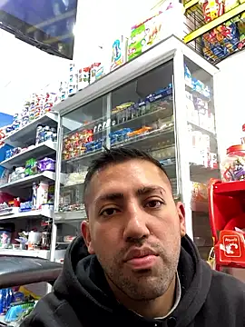 JuanZapata33 online show from April 30, 2026, 2:56 pm