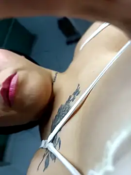 Snapshot of BigTits_Kitty chatting on December 5, 2025, 7:06 am BigTits Kitty online show from December 5, 2025, 7:06 am