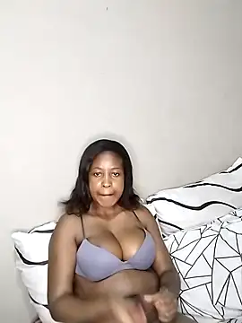 Snapshot of queenbboobs chatting on January 11, 2025, 5:40 pm queenbboobs online show from January 11, 2025, 5:40 pm